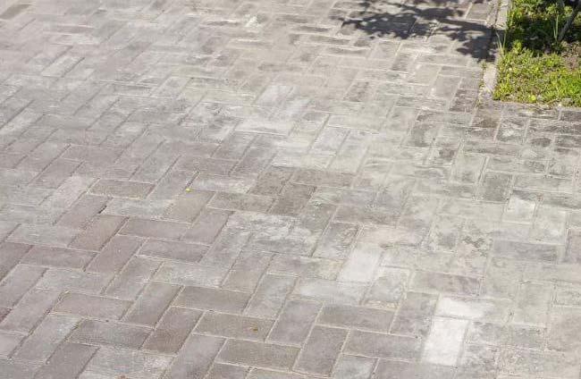 Як видалити цемент із тротуарної плитки