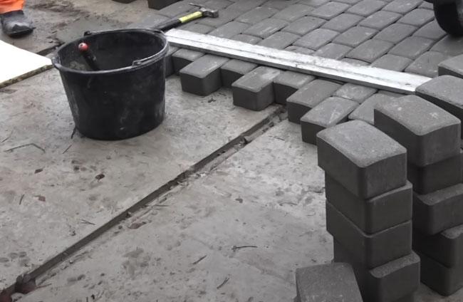 Можно ли укладывать тротуарную плитку на старый бетон