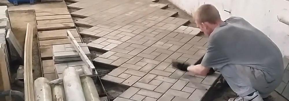 Тротуарна плитка в гараж – яку вибрати, особливості укладання